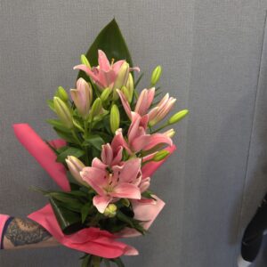 5 szál ázsiai liliom zölddel csomagolva