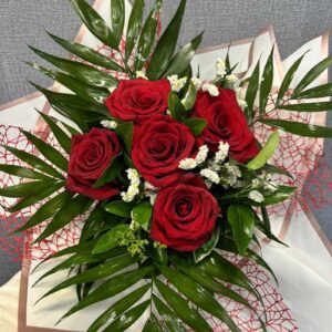 5 szál rózsa zölddel csomagolva