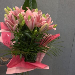 7 szál ázsiai liliom zölddel csomagolva