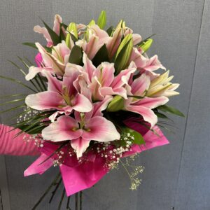 7 szál királyliliom zölddel csomagolva