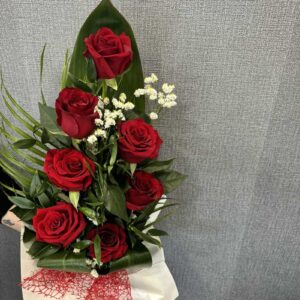 7 szál rózsa zölddel csomagolva